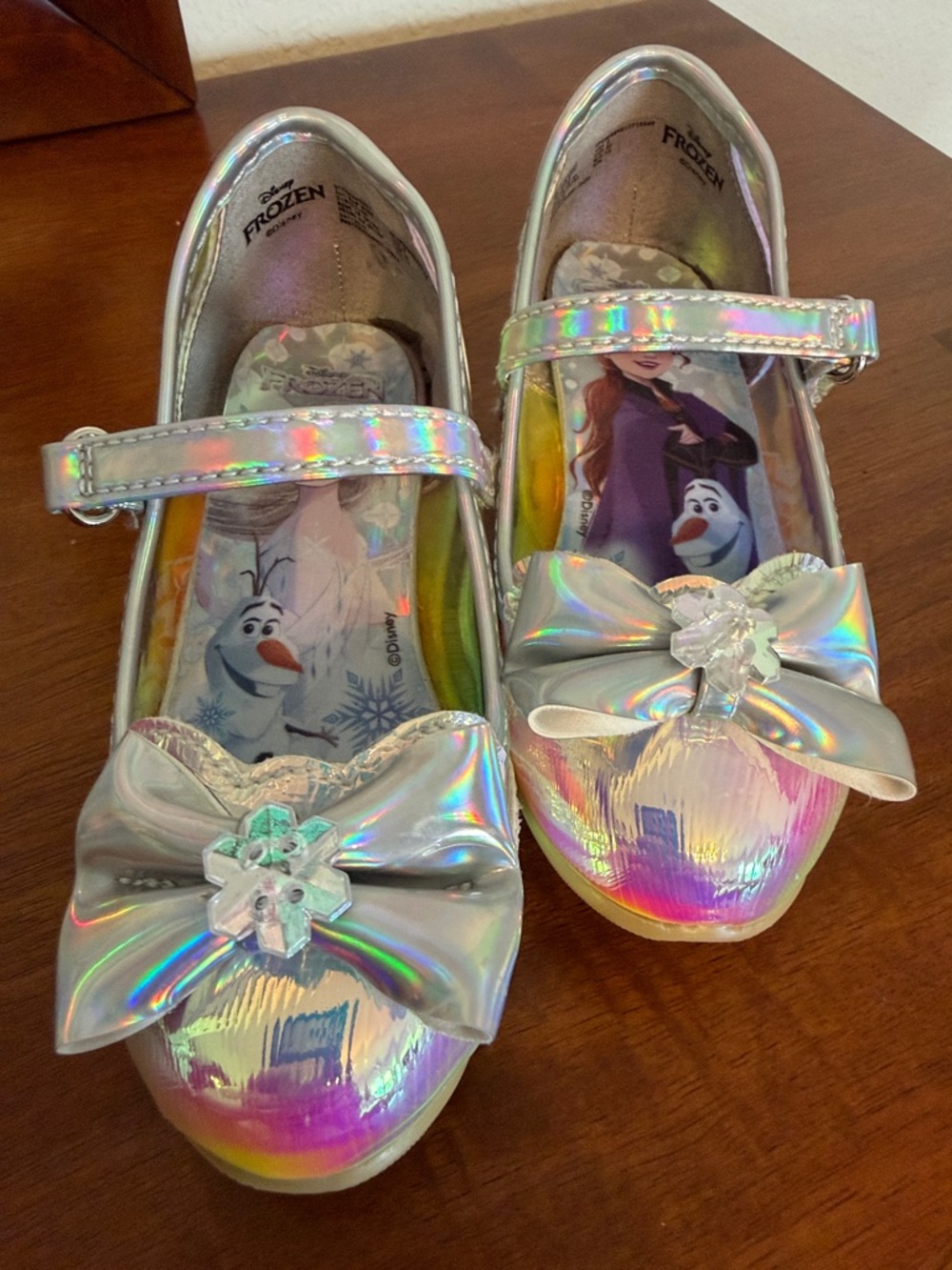 Disney Iridescent Silver Frozen Mary Jane Shoes with Bow Size 8 Kids - Picture 2 of 15